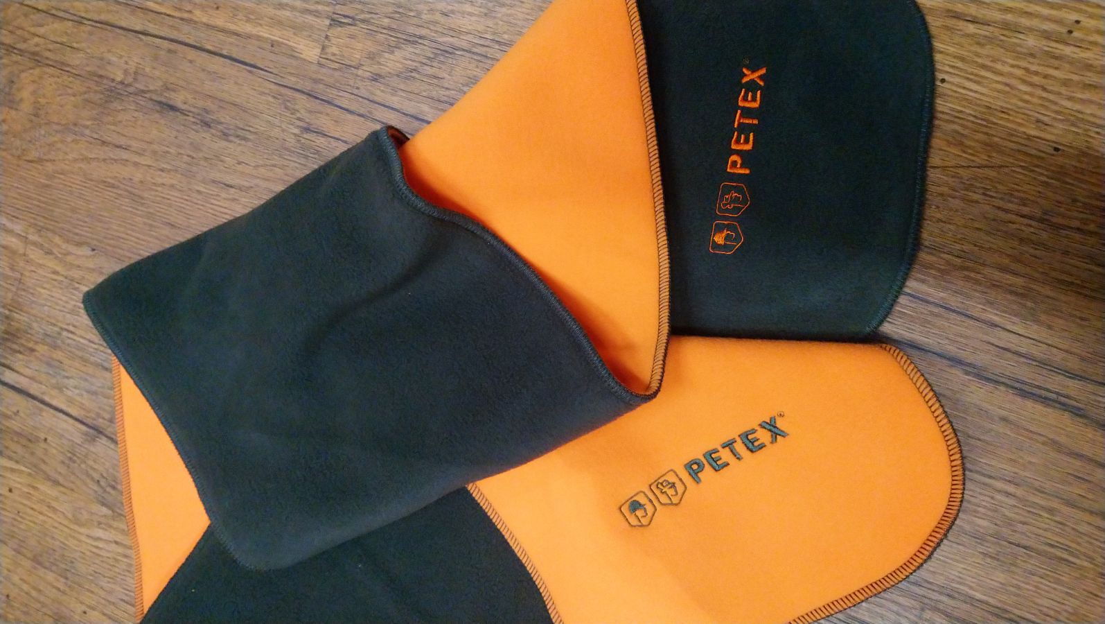 Šála myslivecká LOVEC fleece zeleno/oranžová s výšivkou Petex  - Obrázek